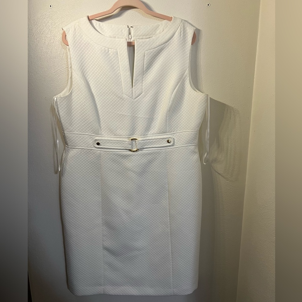 Elegant White Sleeveless Dress
